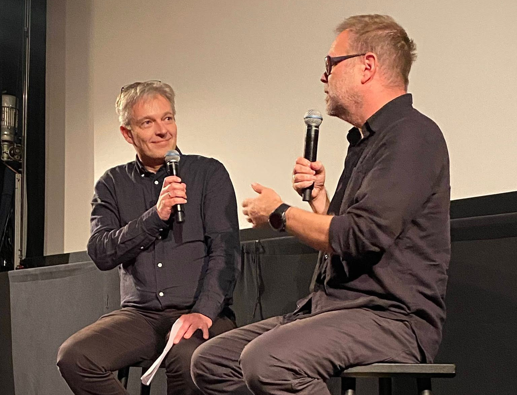 Grøn Bio i Øst for Paradis. Bjørn Olsen fra Doughnut Økonomi Aarhus interviewer fotograf og instruktør Lars Henrik Ostenfeld.